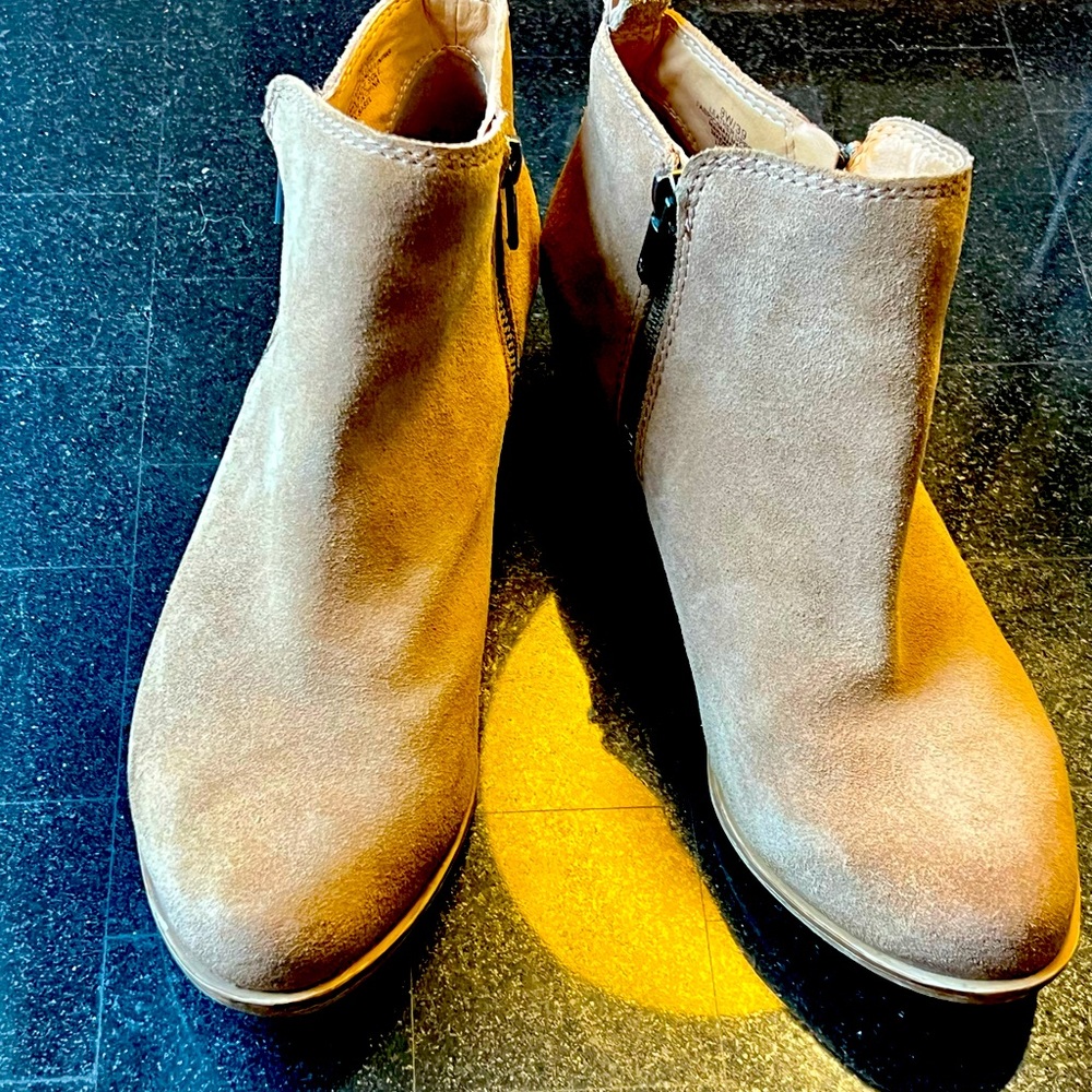 Size 9 Wide suede tan booties